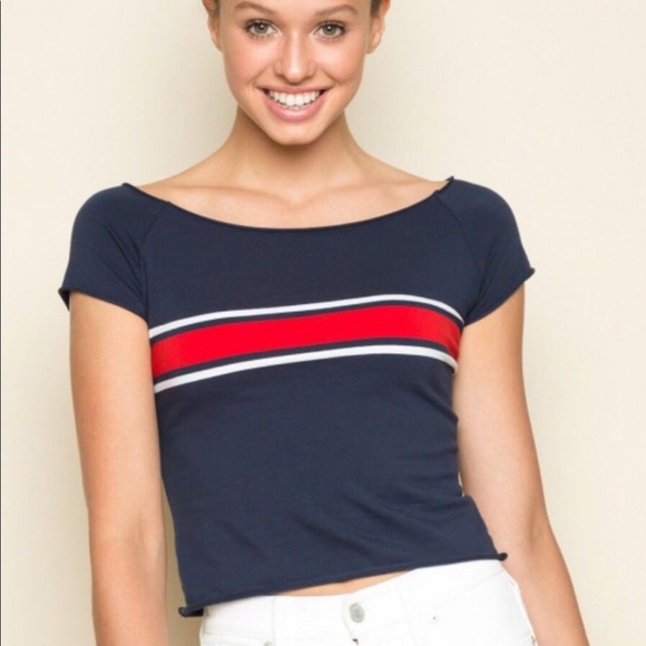 Brandy Melville Rin Crop Top (John Galt) || Trendy - Picture 2 of 5